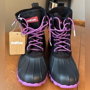 NATIVE NWT Jimmy Keep It Lite Waterproof Black and Purple Ankle Rain Boots